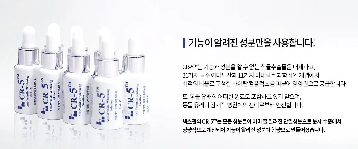 피부 고민으로 거울 보는 여성의 모습